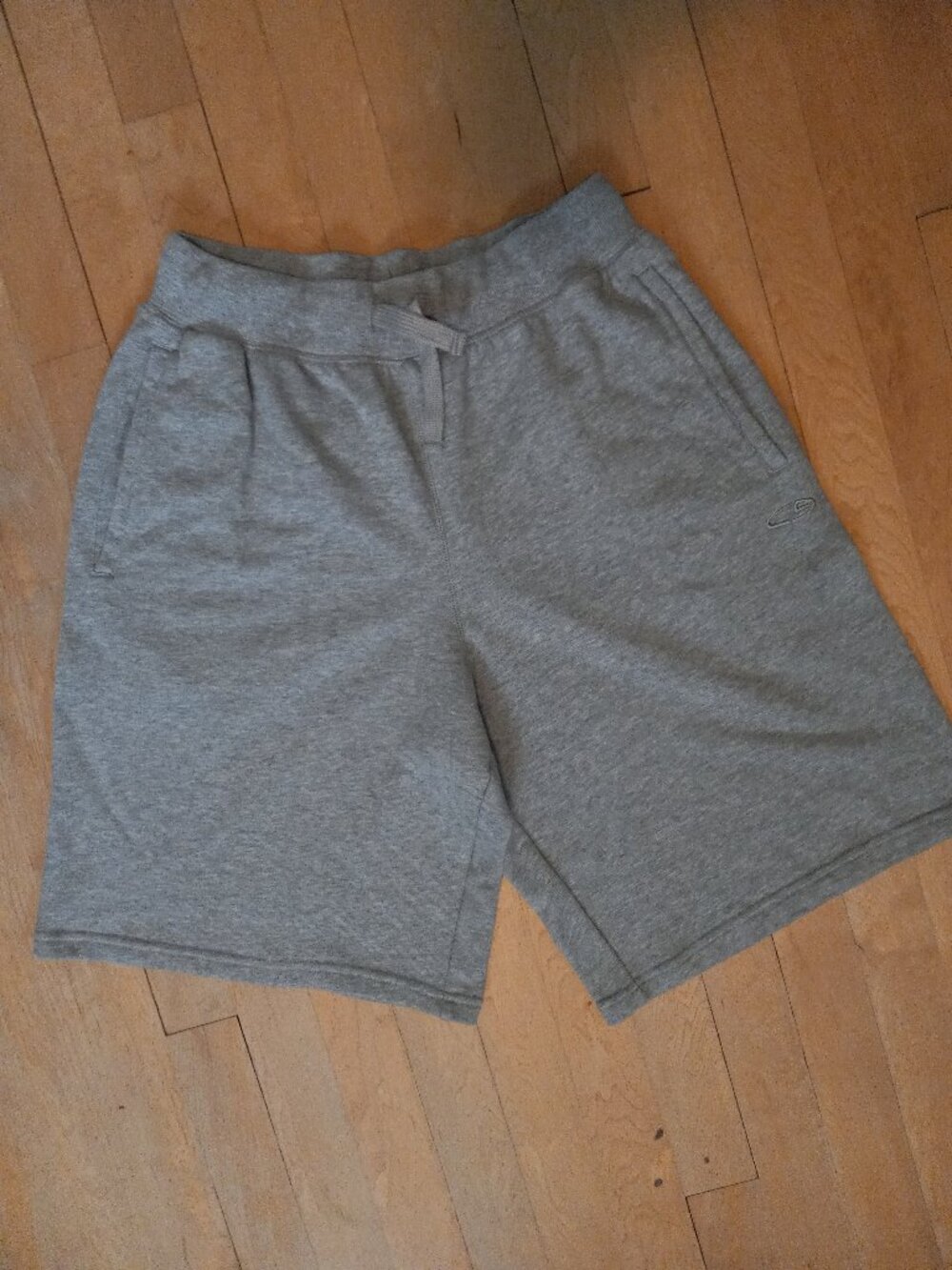 Men's Champion Shorts Gray Knit Size Medium - Pockets, Elastic Waist, drawstring